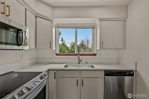 Primary bedroom with walk-in shower in 2-bedroom townhome Burlington WA 98233