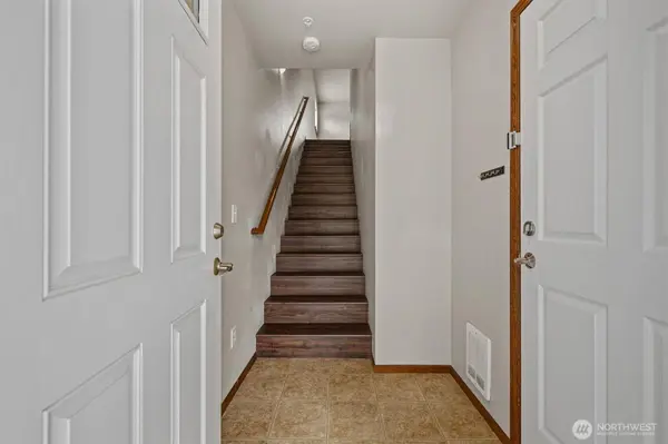 Open living area in move-in ready Burlington WA condo near I-5 and Highway 20