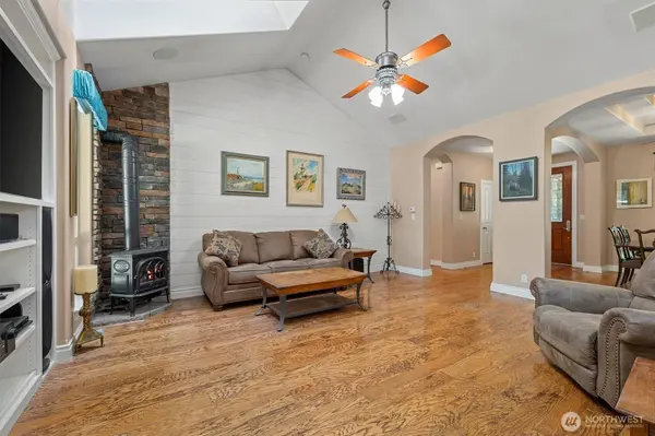 500 Wandering LN, Coupeville, WA 98239