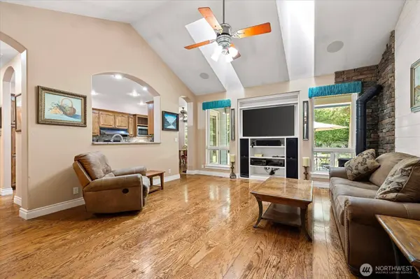 500 Wandering LN, Coupeville, WA 98239