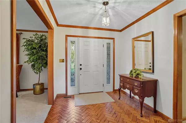 9214 N Creek Lane, Dayton, OH 45458