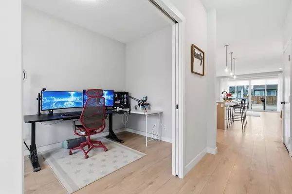 48 Seton Villas SE, Calgary, AB T3M 3G6