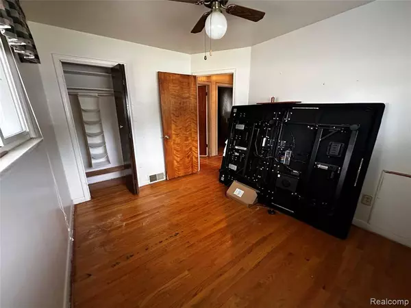 29020 Balmoral Street S, Garden City, MI 48135