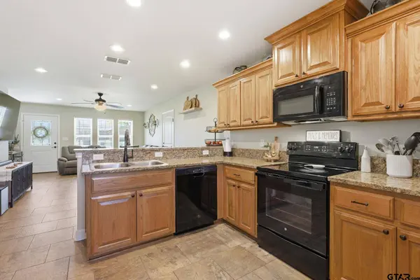 213 Freeman St, Lindale, TX 75771