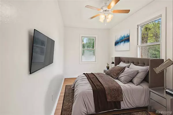 1496 E Parkwood Avenue, Burton, MI 48529