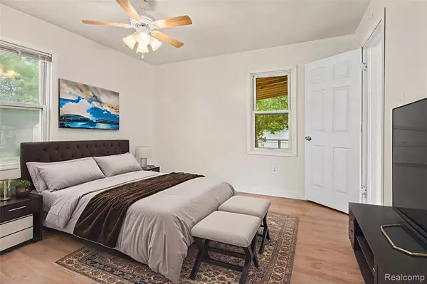 1496 E Parkwood Avenue, Burton, MI 48529