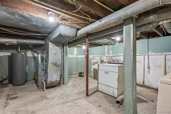 1496 E Parkwood Avenue, Burton, MI 48529