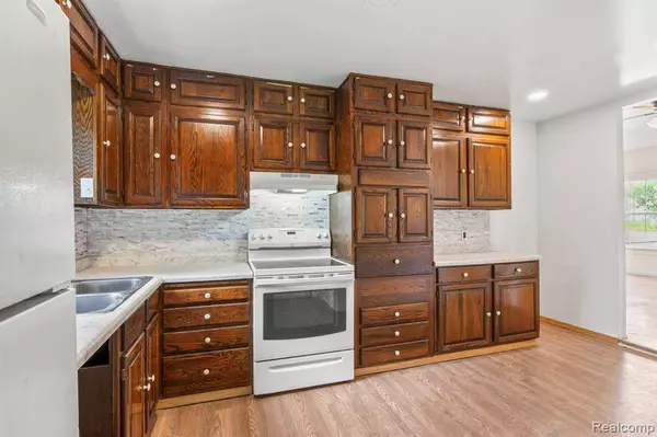 1496 E Parkwood Avenue, Burton, MI 48529