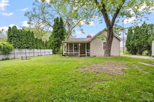 1496 E Parkwood Avenue, Burton, MI 48529