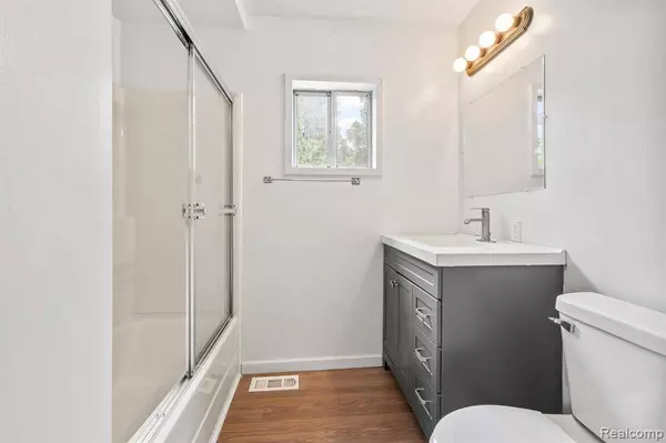 1496 E Parkwood Avenue, Burton, MI 48529