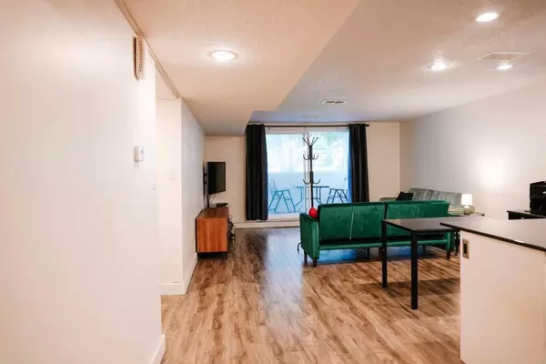 1908 28 AVE SW #101, Calgary, AB T2T 1K1