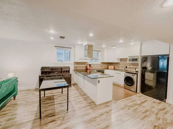 1908 28 AVE SW #101, Calgary, AB T2T 1K1