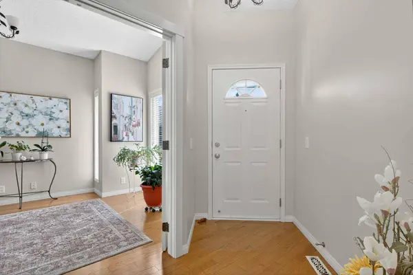 22 Somerside MNR SW, Calgary, AB T2Y 3G5