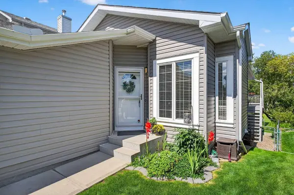 22 Somerside MNR SW, Calgary, AB T2Y 3G5