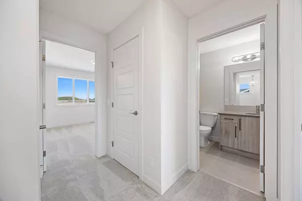 21 Southborough LN, Cochrane, AB T4C 3J4