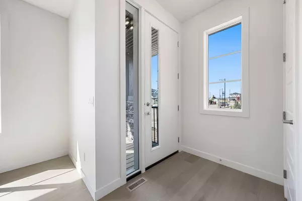 21 Southborough LN, Cochrane, AB T4C 3J4