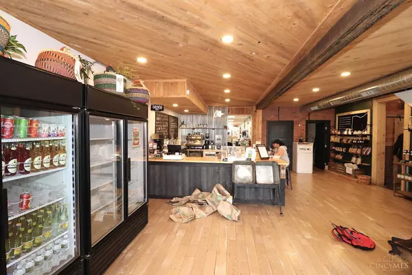 136 S Broadway St, Blanchester, OH 45107