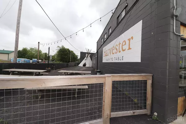 136 S Broadway St, Blanchester, OH 45107