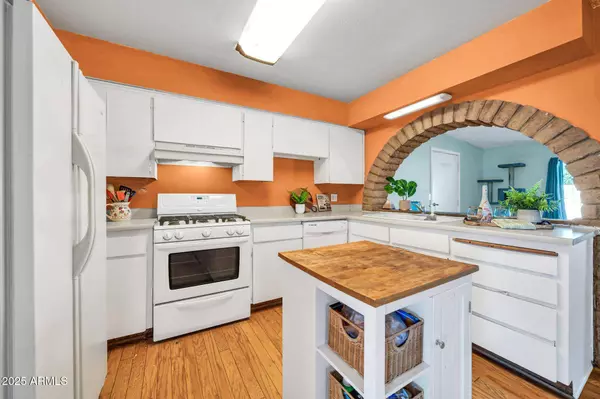 2142 W PARADISE Drive, Phoenix, AZ 85029