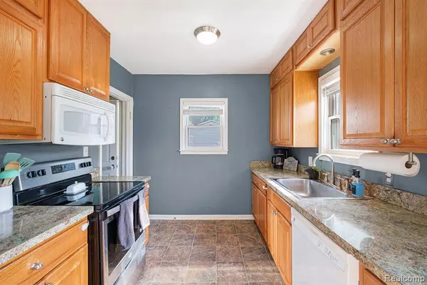 2323 Nichols Avenue, Grand Blanc, MI 48507