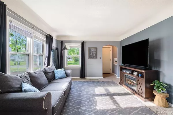 2323 Nichols Avenue, Grand Blanc, MI 48507