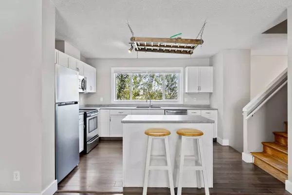 120 Prestwick Acres LN Southeast, Calgary, AB T2Z 3Y3