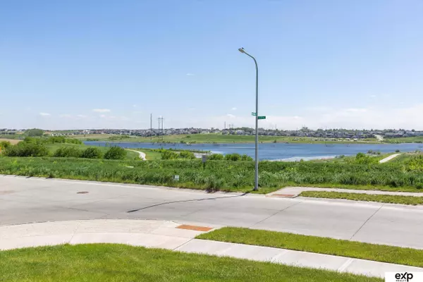 5614 N 177th Street, Omaha, NE 68116