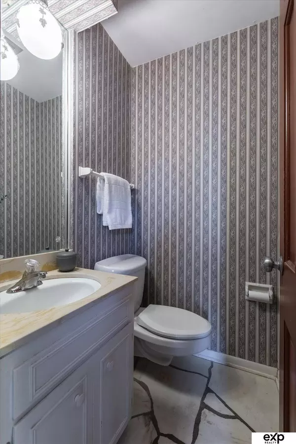 12212 Leavenworth Road, Omaha, NE 68154