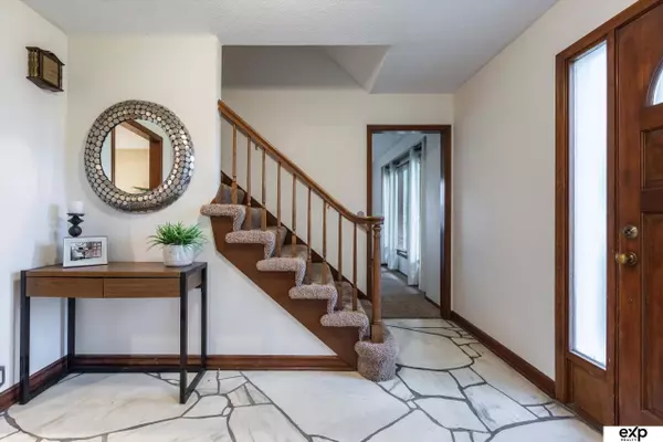 12212 Leavenworth Road, Omaha, NE 68154