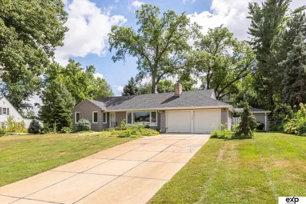 7805 Pierce Circle, Omaha, NE 68124