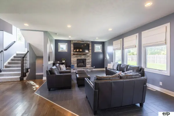 19721 O Circle, Omaha, NE 68135