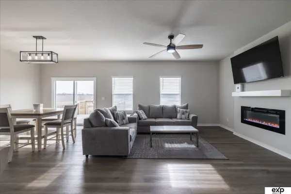 17525 Rose Lane Road, Omaha, NE 68136