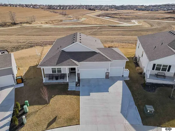 17525 Rose Lane Road, Omaha, NE 68136