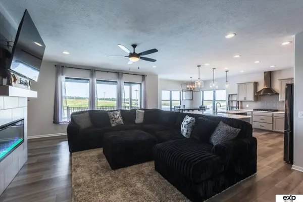 10002 S 191 Avenue, Gretna, NE 68136