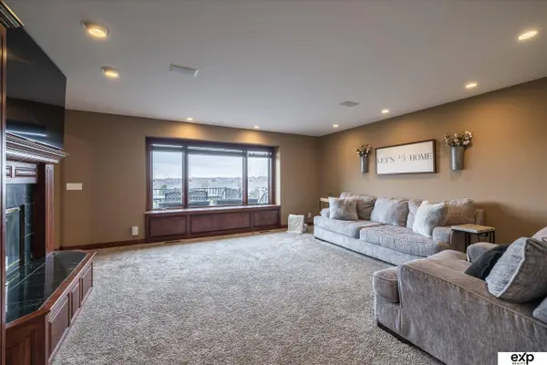 17606 Prestwick Avenue, Omaha, NE 68136