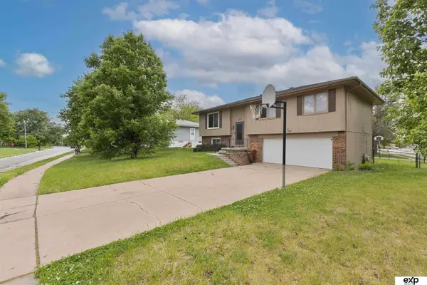 8304 S 49th AVE, Omaha, NE 68147