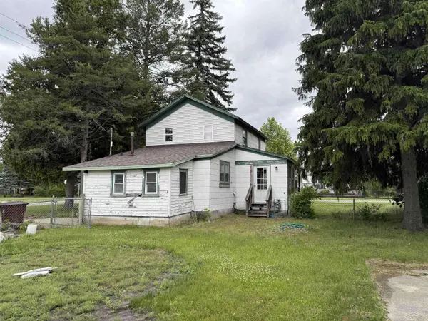 123 N Clark Street, Chesaning, MI 48616-1222