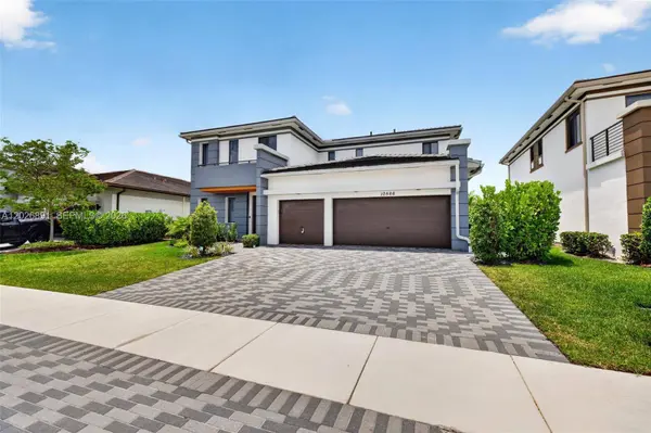 10566 N Lago Vista Cir, Parkland, FL 33076