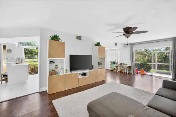 566 N University Dr, Plantation, FL 33324