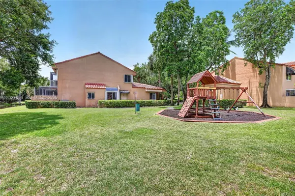 566 N University Dr, Plantation, FL 33324