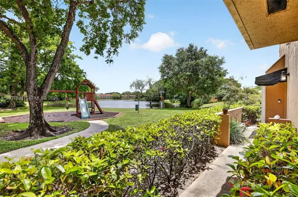 566 N University Dr, Plantation, FL 33324