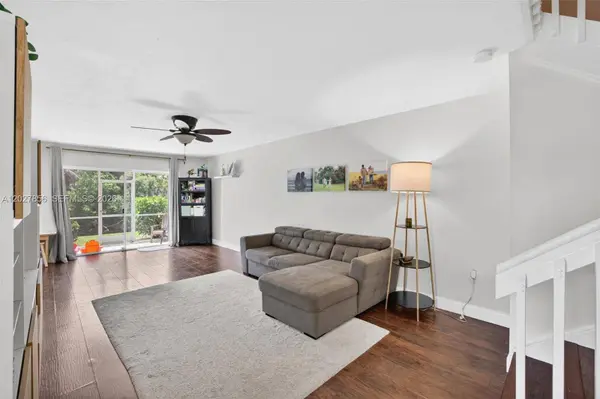 566 N University Dr, Plantation, FL 33324