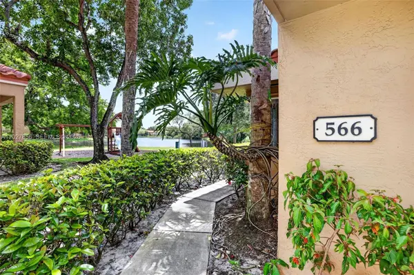 566 N University Dr, Plantation, FL 33324