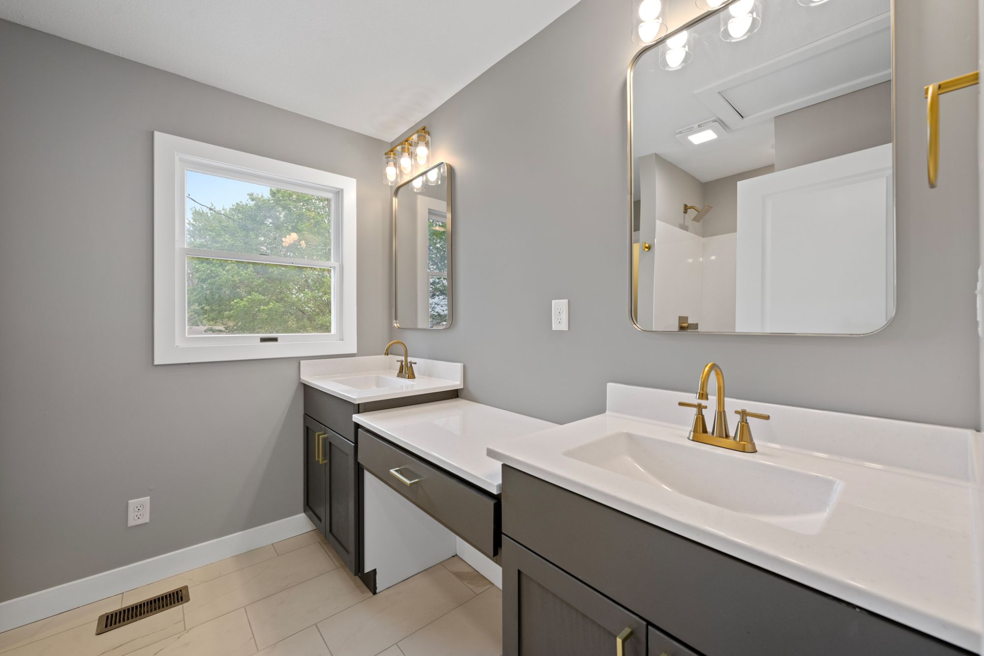 Onyx countertops, primary suite, Jack-and-Jill bathroom l