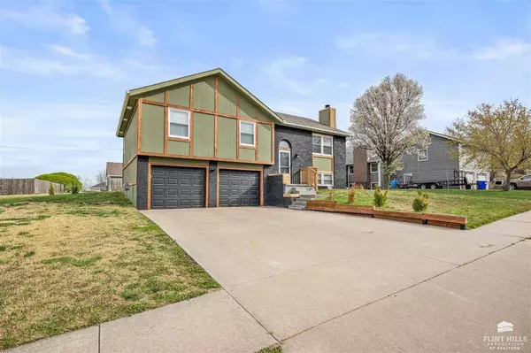 1912 Apache DR, Junction City, KS 66441