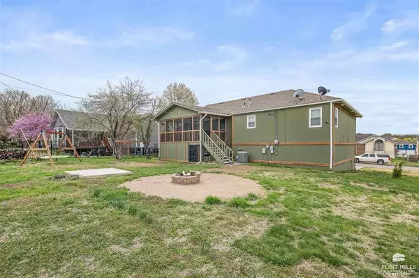 1912 Apache DR, Junction City, KS 66441