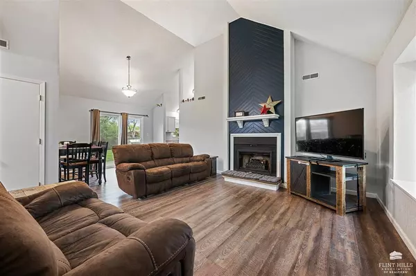 3306 Valleydale DR, Manhattan, KS 66502