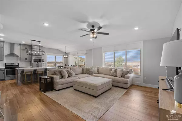 9724 Lavender LN, Manhattan, KS 66502