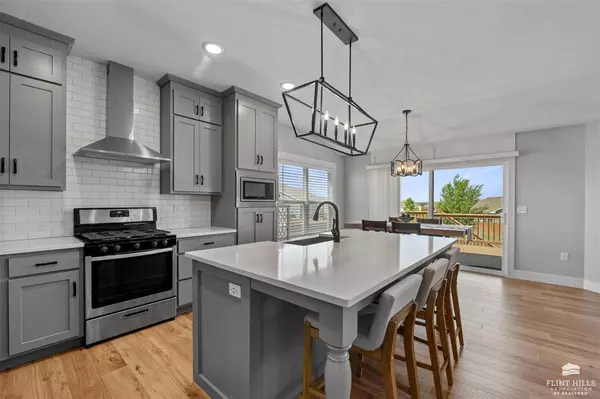 9724 Lavender LN, Manhattan, KS 66502