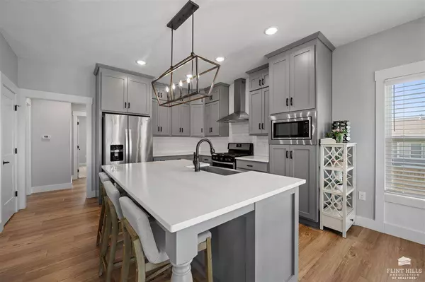 9724 Lavender LN, Manhattan, KS 66502